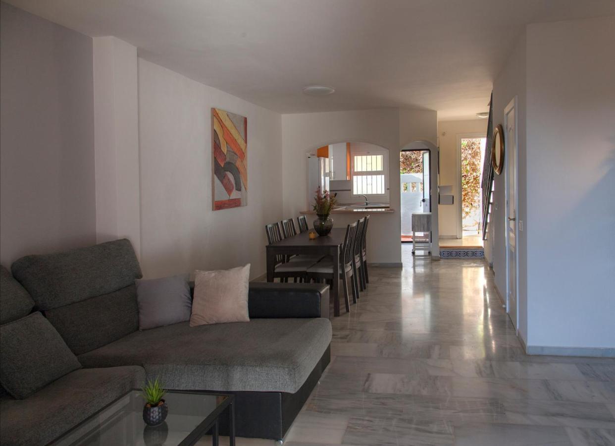 Agradable Adosado Con Piscina La Hidalga Casa de Férias